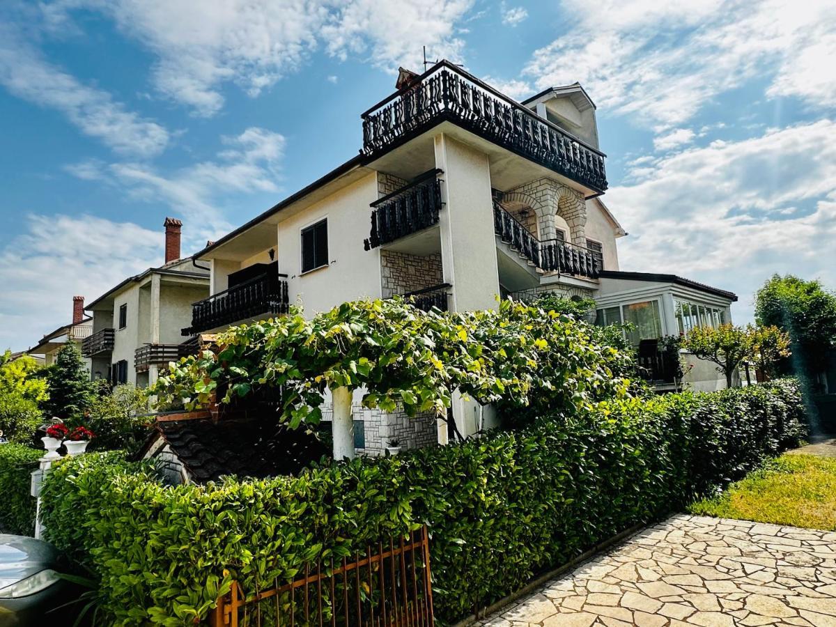 Casa Blanca Apartment Умаг Екстериор снимка